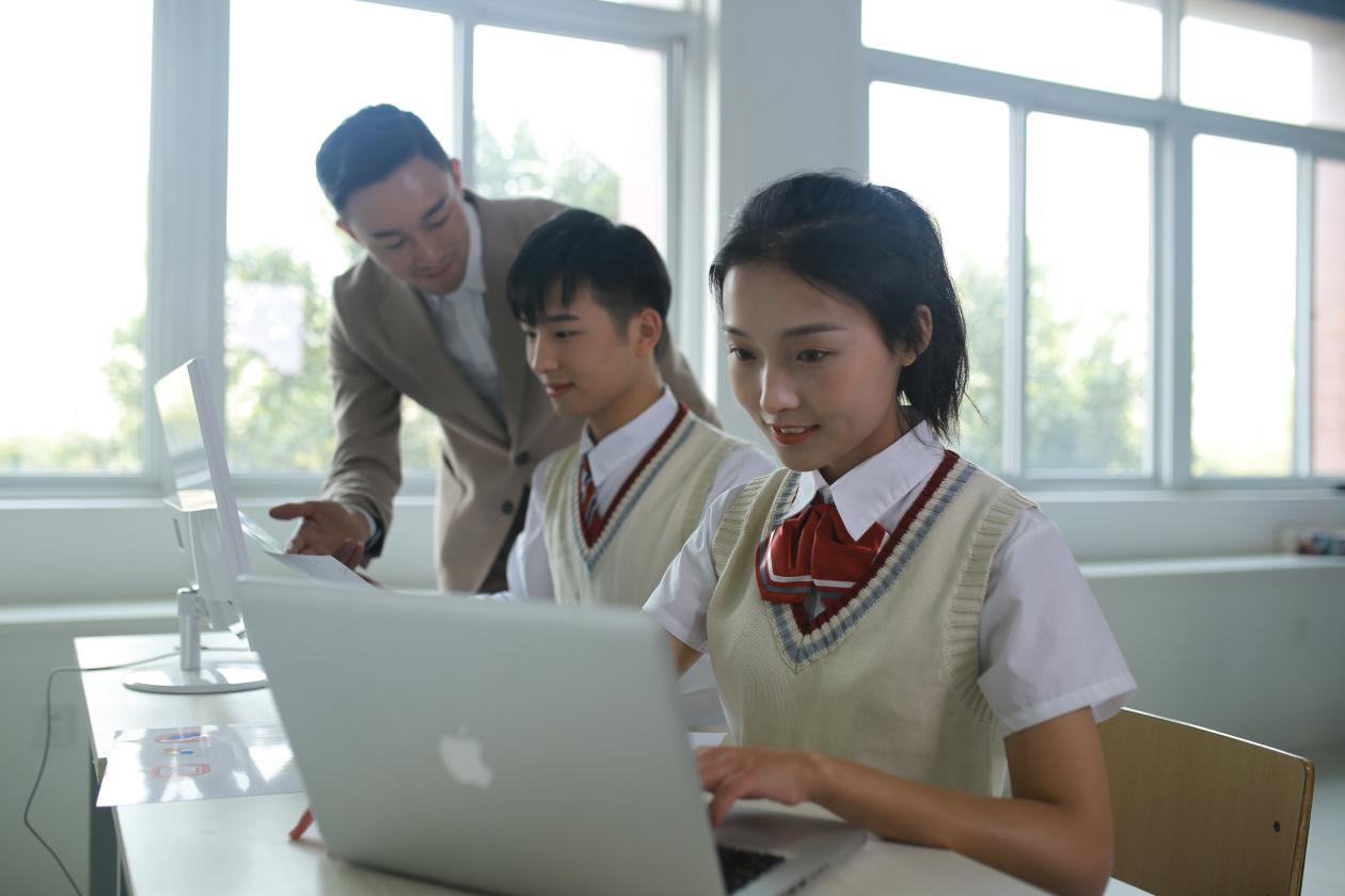 初高中女生成绩不理想,学什么技术好?