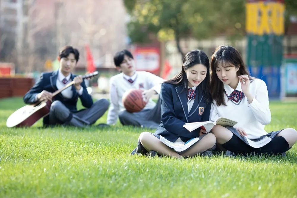 亲爱的同学们: 也许此刻的你,正面临着成绩不理想,每天上文化课的痛苦与煎熬,或许你已早早辍学步入社会,去工厂饭店打工。 大多数辍学、打工的你们,都只看到了上学的累,当你们真正品尝过社会的苦,才能理解“接受教育,是难得的可贵”。 但是没关系,你们只是不擅长文化课学习,并不是你们不优秀,或许你们从小动手能力很强,或许你们爱好实际操作。记住文化课≠学习,暂时放弃文化课而不是放弃学习,技能成才,或许就是你的另一种可能。 独特的教学模式,助你打开新世界 新华采用“理实一体化”的人才培养模式,注重实训实战,技能一项一项学,阶段考核贯穿整个教学始终,全方位助力学子技能达标。 近年来,新华与各大企业强强联合,推出校企定向班,让新华学子在学有所成的同时,能够平稳上岗,安心就业。 丰富专业任你选,兴趣导向学得好 新华始终坚持以市场为导向办学,积累了丰富的办学经验,形成了鲜明的办学特色,专业种类齐全、师资力量雄厚。 现开设VR环境艺术全案设计、动漫游戏与影视媒体、电商直播运营、信息技术、电竞运动管理等众多特色专业,致力于打造专业技能扎实、管理运营知识丰富的综合性人才。 新的学习模式,重拾学习兴趣 新华贯彻的是理论+实践的教学模式,在学中做,在做中学,抛开传统的纯文化课教学,让不爱文化课的你,重拾学习的乐趣! 每年成千上万的学生选择新华,他们中有学习很好,但就是想提前学技能;有学习不尽人意,想换个学习轨道;有厌倦了文化课中途退学,打工后又想重新学一门技能..... 无论你是哪种状态,新华的大门都向你敞开,欢迎你来新华参观、咨询,选择自己喜欢的专业,开启技能学习的新大门!