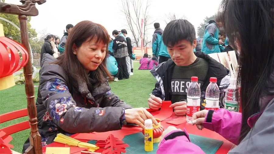 新华电脑教育春季开学热 | 非遗进校园，国潮范十足！
