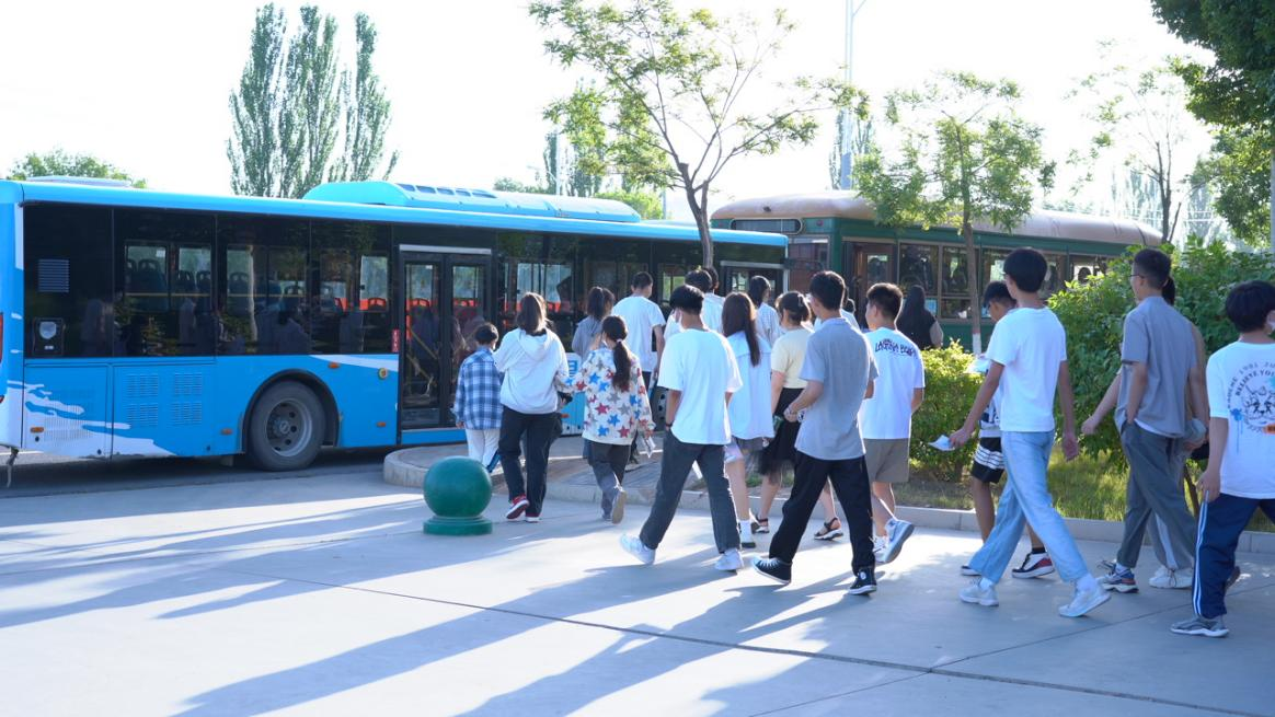 齐心协力 护航学考 兰州新华组织高中学业水平考试送考工作
