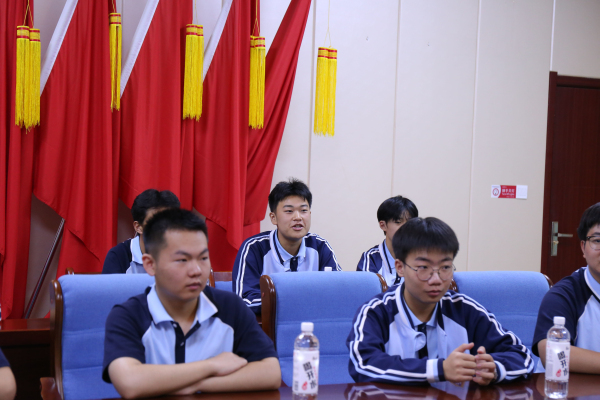 逐梦青春 展望未来——兰州新华新生座谈会
