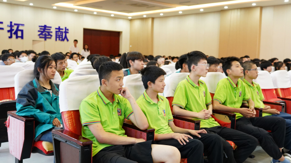 “强体润心 健康迈向新学年” ——兰州新华互联网学校开学第一课