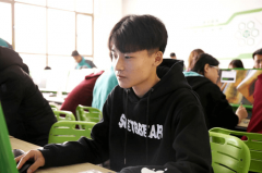 微笑拥抱每一天，用勤奋实现梦想！